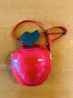 赤いリンゴ型ポシェット