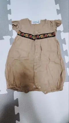 デナチョス　花柄刺繍フリル袖ロンパース