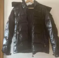 光沢のある黒のダウンジャケット