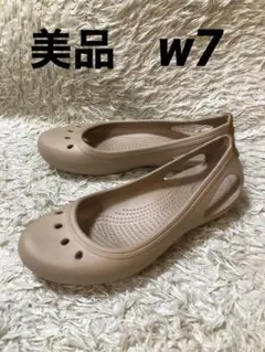 美品　2025 クロックス　crocs カディ　ベージュ　茶色　w7 24cm