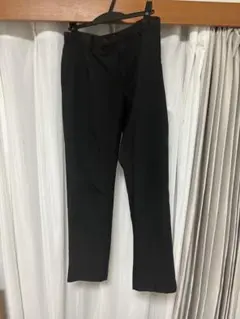 ユニクロ 黒 スラックス ストレートフィット
