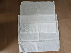 細かい刺繍で有名なハンカチを2枚セットで　白が上品で見るだけでも癒される