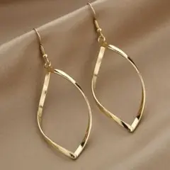 ✴️ゴールド　リーフデザインピアス　キラキラ　オシャレ 韓国✴️只今SALE中✴️