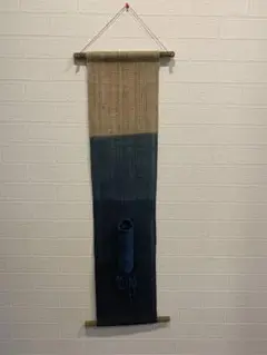 ベージュとダークブルーのタペストリー　一輪挿し
