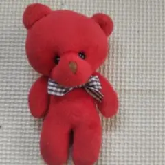 赤いクマ型ぬいぐるみ