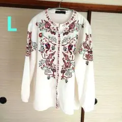 「ホワイト花柄長袖シャツ」ノーブランド・刺繍プリント