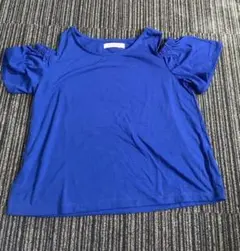 青いオフショルダーTシャツ