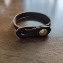 イルビゾンテ　レザーバングル 金色ボタン付き