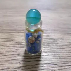 青い砂と貝殻のガラス瓶