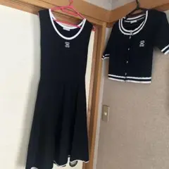 黒のひざ丈ワンピースとカーディガンセット