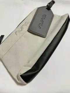 新品未使用　NUNA ビックサイズポーチ ロゴタグ付き