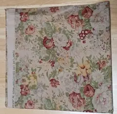 薔薇柄　濃いベージュ地に花柄　綿生地　約110cm✕約50cm　②