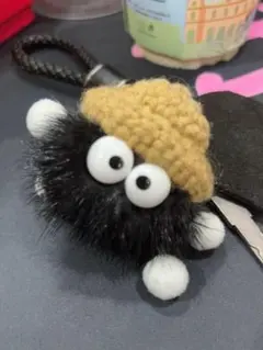 黒い毛布製ぬいぐるみの携帯ストラップ