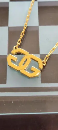 GIVENCHY ゴールドロゴプレートネックレス