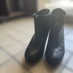 黒 ジッパー付きショートブーツ　ボナジョルナータ