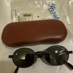 Persol SOUTHブラックサングラス 50/19 142