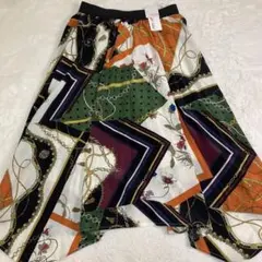 新品✨フレアスカート 多色 幾何学模様　膝丈　奇抜　スカーフ柄　チェーン柄