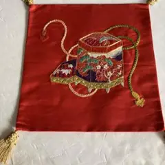 赤いシルクの刺繍装飾品