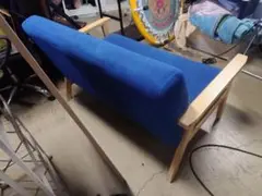 青い布製2人掛けソファ