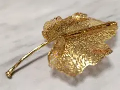 リーフ　葉型　ブローチ　アクセサリー　金色　イミテーション　ジュエリー
