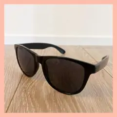 ブラック サングラス ダークレンズ 黒 UVカット 遮光 シンプル オシャレ