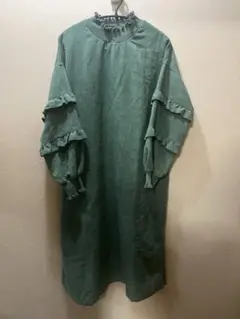 グリーン フリル付き長袖ワンピース