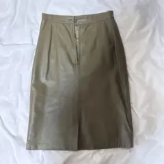オリーブ色レザータイトスカート