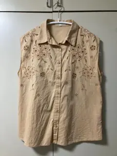 刺繍入りノースリーブシャツ
