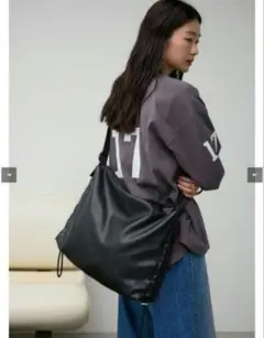 AZUL by moussy サイドギャザーパデットバッグ ブラック