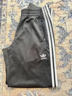 adidas ブラック ジョガーパンツ