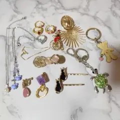 色々アクセサリーやキーホルダーの14点まとめ売り