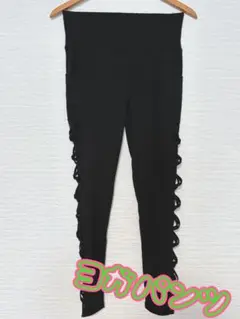 黒のヨガパンツ サイドカットアウト