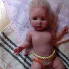 肌色の赤ちゃん人形 　リボーンドール　フルシリコン