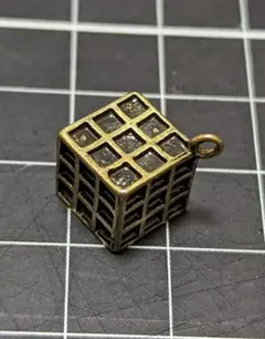 A107 キューブ　箱　四角　チャーム