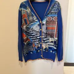 青い装飾的プリントのカーディガン
