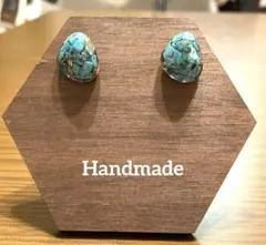 ハンドメイドピアス　トルコ石　いびつ三角型
