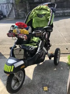 Jeep ジープ ベビーカー 3輪 地面の凹凸も難なく通れます。