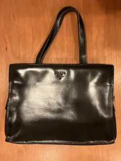 プラダの黒色・本革のバッグ