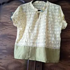 刺繍入りクリーム色ブラウス