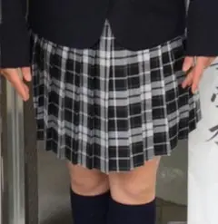 黒と白のチェック柄プリーツスカート
