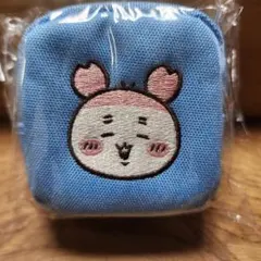 ちいかわ　カラナビつき刺繍スクエアミニポーチ