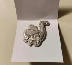 ジュラシックワールド　ティタノサウルス　ピンバッジ
