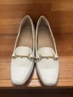ホワイト ローファー ゴールド金具付き