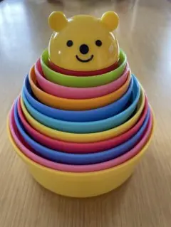 コンビ　カラフルなスタッキングカップ