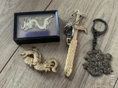ドラゴンデザインの金属製キーホルダー　飾り　剣