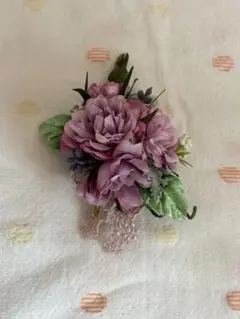 紫色のコサージュ 造花