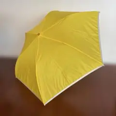 黄色い折りたたみ傘