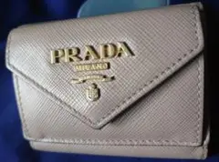 PRADA レター型三つ折りミニウォレット