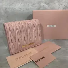 美品✨ ミュウミュウ 折り財布 マトラッセ 金ロゴ レザー ピンク