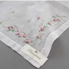 【新品・未使用品】ポワンポワン ベトナム手刺繍 ハンカチ 花　6508　ホワイト